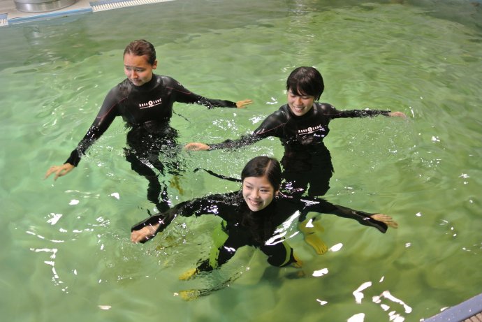 ３名の女子学生が体験ダイビング！　中編ではいよいよ水中へ……！