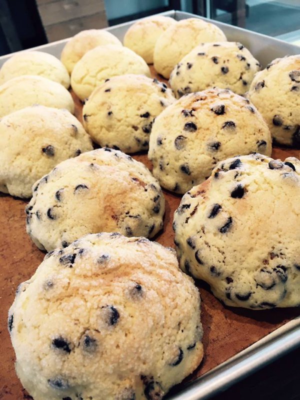 【メロンぱん復活！！】  3月末に新店舗へお引っ越ししてからお休みをしていた『メロンぱん』、復活して登場です！  バターを使って作るクッキー生地のざっくり感、すきです。  お昼前後頃に焼きあがります♪