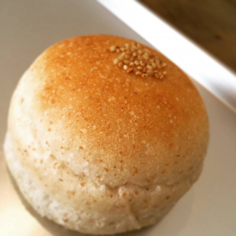 全粒粉を配合した味わいある生地で、十勝産小豆と甜菜糖を使って丁寧に炊き上げたつぶあんを包んで焼き上げています。 生地には卵や乳製品や油脂を使用していません。 小さなお子様がいらっしゃるお母さんや、卵や乳のアレルギーのある方にも喜んでいただけている、そんなあんぱんです♪