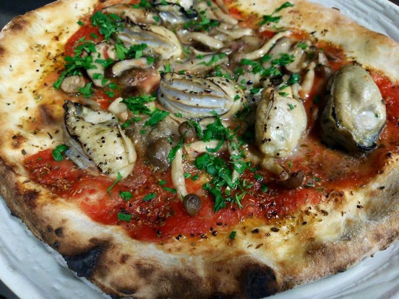 【pizza marinara con ostoriche e funghi （ピッツァ マリナーラ コン オストリケ エ フンギ）】　呪文じゃないです、イタリア語です。トマト、アンチョビ、ガーリックのピッツァに牡蠣とキノコを乗せました。 ￥1300