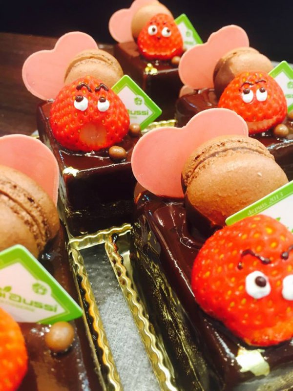 モアオシィで地味～に募集している 「夢ケーキ」の第一弾がついにできました！！ 今回は近所の小学生のアイデアを採用させていただきました。 名前は「アポロ」いちごとチョコレートの王道ケーキです！ 苺についている顔はハートのチョコ、マカロンは全て2人の小学生のアイデアです！