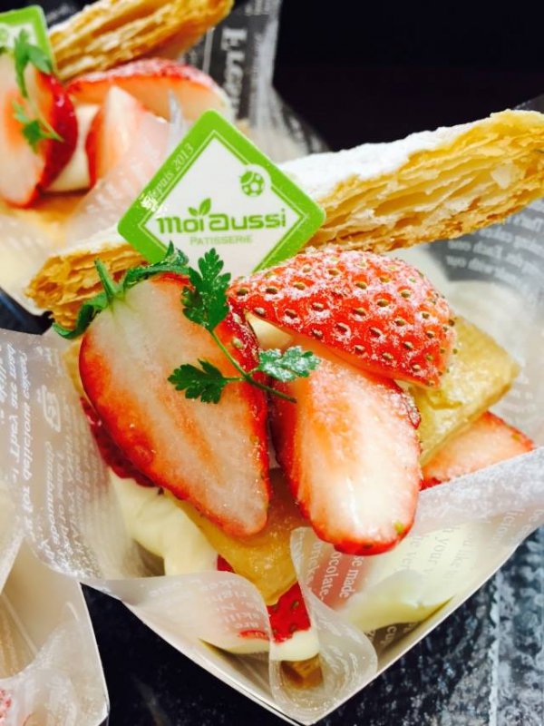 「いちごのミルフイユ」 ミルフィーユじゃあありません。 Mille-feuilles (ミルフイユ)です。 千枚の葉っぱという意味です。 パイ生地の層が何層もあるからこのような名前です。
