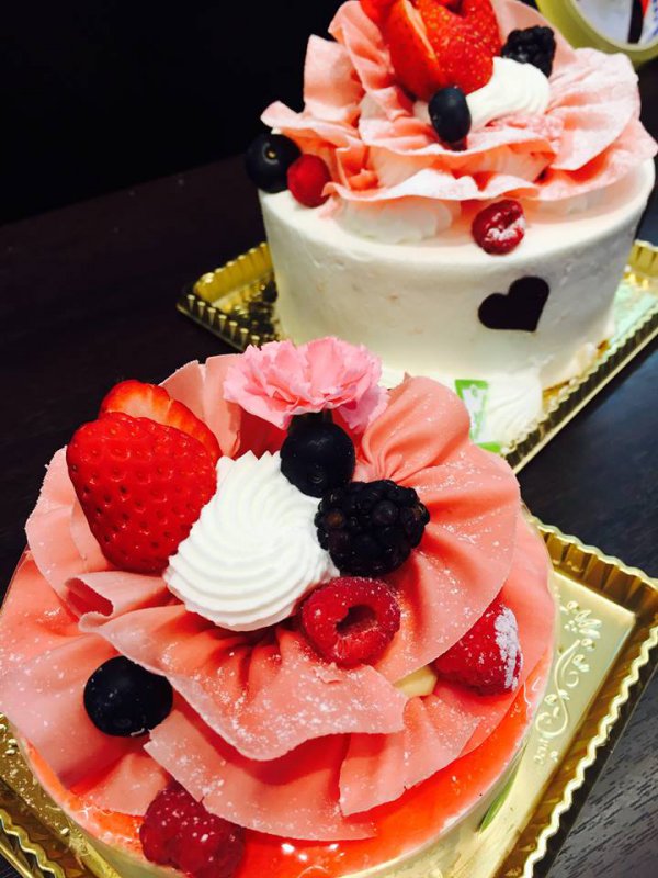 フレジエとショートケーキ 母の日バージョンで販売中です。 もちろん、誕生日ケーキのプレートに変更も可能です。 本日は母の日用と誕生日用で半々くらいで出ています！