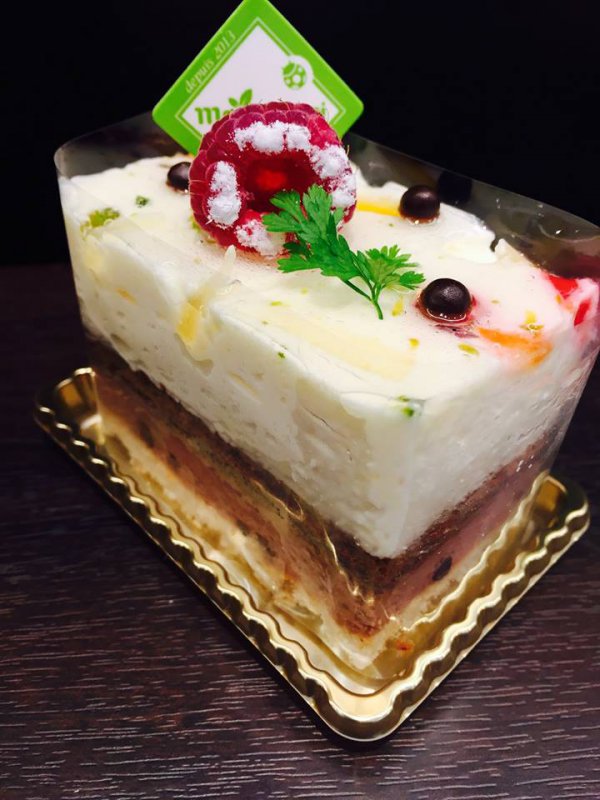 新作です。 フレシュール レモンのムースにアーモンドの生地、チョコレートの軽い生地 そして、ラズベリーとミルクチョコのムースを合わせました。 ミルクチョコのムースにはサクサクのチョコが忍ばせてあります。 酸味とミルクチョコの優しい甘さがナイスです。