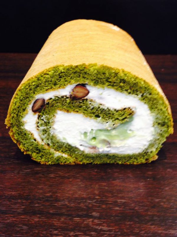 狭山抹茶ロールです。 狭山抹茶を使ったスポンジに抹茶クリーム 丹波の黒豆を巻いちゃいました！