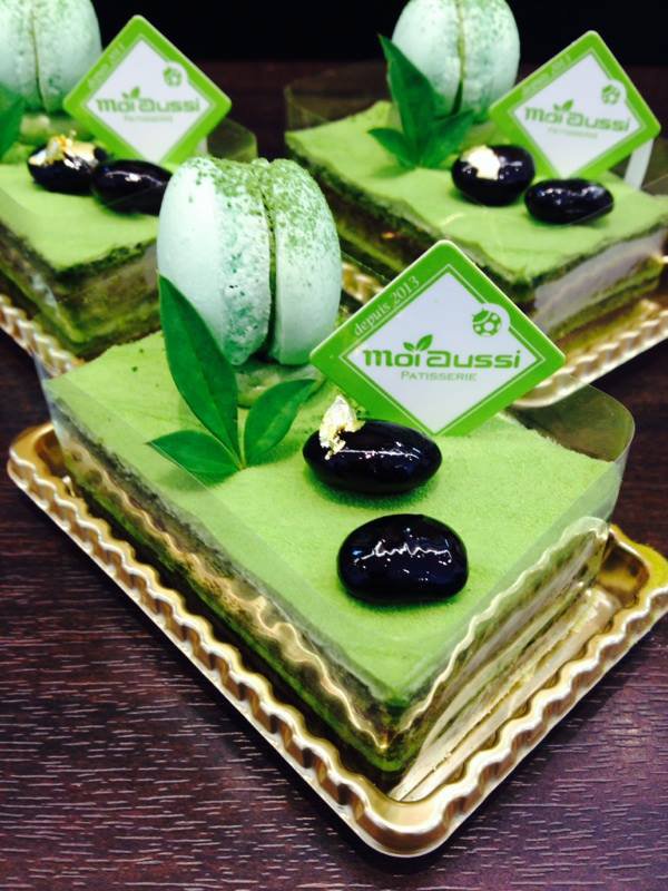 抹茶の生地に抹茶のシロップを染みこませて、抹茶のクリーム、 アクセントにチョコのガナッシュを全部で８層！  お菓子は薄く組んでありますが、なかなか濃厚に。 お試し価格でご提供しています。  お店で炊いた黒豆も乗っています！ヽ(*´∀｀)ノ