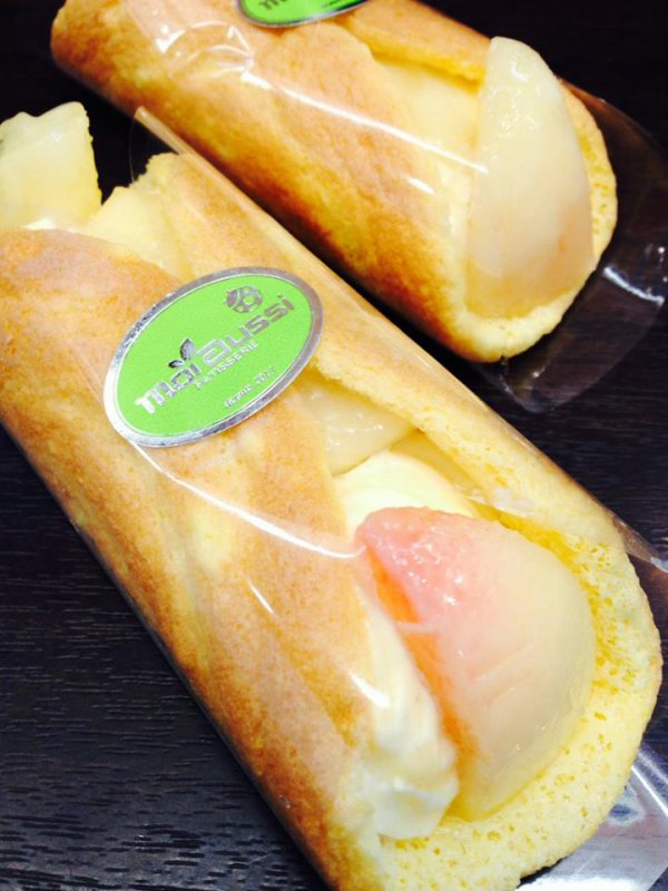 今日は新作です。 ケーキというか、「OYATSU」です。 モモのオムレット２７０円  さっぱりペロリです。 美味しい桃はさみました。  おまちしております！！