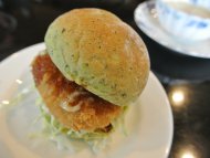 里芋コロッケバーガー　単品￥380ドリンクセット￥550