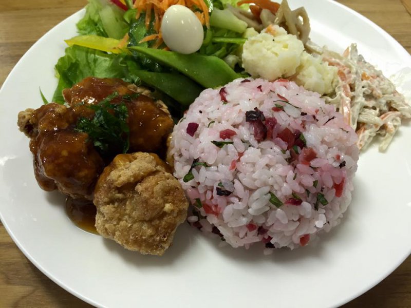 本日の平日限定ランチです！若鶏の竜田揚げに大根おろしソースをかけた肉ものと、梅と大葉の混ぜご飯です！