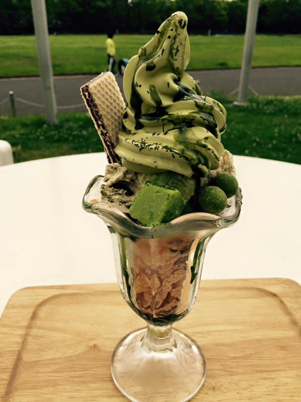 ご好評いただいておりました狭山茶パフェも、リニューアルしました！ もう食べた方も、まだ食べていない方も、どーぞ、お試しあれー！お茶感がＵＰしております！