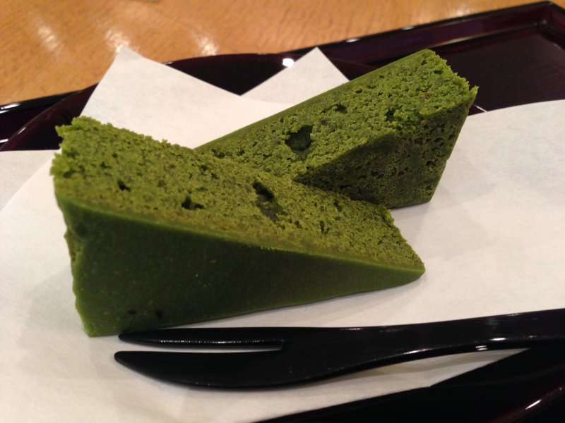 お抹茶セット　￥６５０　　この日は、抹茶のケーキでした。上にコーティングされた抹茶チョコレートとしっとりとしたスポンジで、とても上品な甘さです。