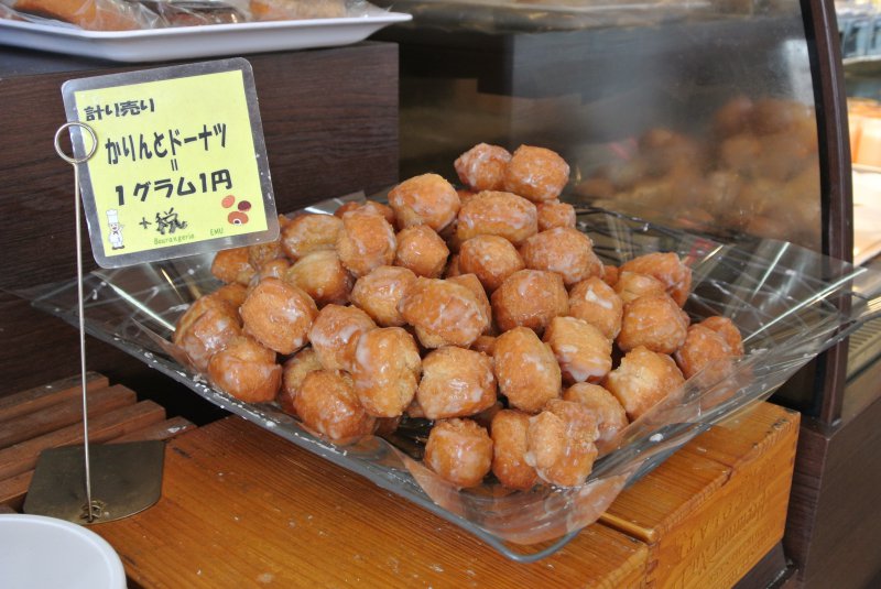 入り口入って左手には、ドーナツや焼き菓子のコーナーもあります。