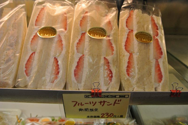 フルーツサンド　期間限定のいちごです。　230円