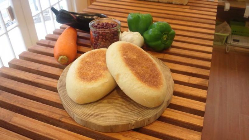 新商品  「べジ豆カレーパン」です。  甘い引きのある生地に、ゆで小豆と夏野菜たっぷりのカレーを入れました。  油で揚げていない、焼きカレーパンです。是非お試し下さいませ！