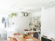コワーキングカフェ In OUTは、出入り自由な自由基地。自立した人同志が、自由に自己表現し、自信をつけ、自分の生き方を見出す場所。