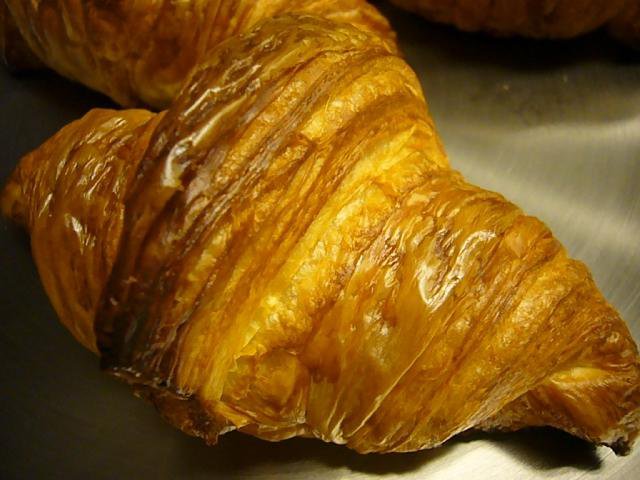 クロワッサン　￥210/上質な発酵バターのかほりと、ほのかな甘さ。ぜひお家で温め直して召し上がってみてください、味が違います。