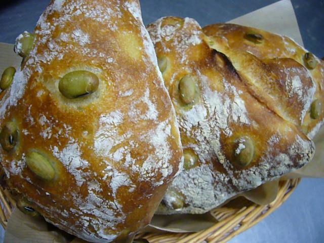 お豆のリュスティック　￥250/水をたっぷり加え、じっくり時間をかけて発酵をとったもっちりとしたフランスパンです。  シンプルですがとても味わい深いパンなのです。