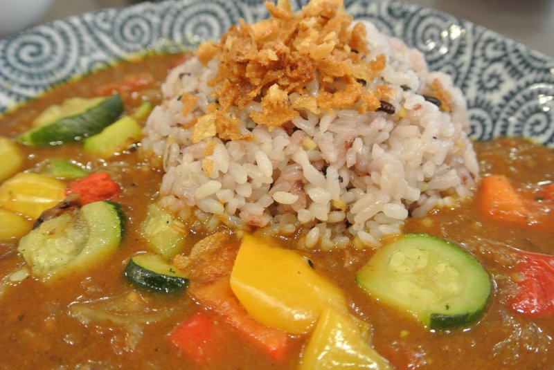 雑穀米と食べるからだにやさしい薬膳カレー　グリル野菜の薬膳カレー  マイルド味／スパイシー味　 雑穀米／ 白米　　　選べます♪ プラス１００円で大盛もできます！