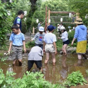 三富今昔村は、埼玉県で唯一「体験の機会の場」の認定を受けたフィールドです。
五感を使って身体いっぱいに自然を感じられる、食農育体験、里山体験プログラムなど、多彩なプログラムを開催しています。