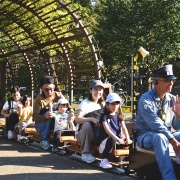 やまゆり鉄道くぬぎ号。1周約6分のミニSLは、子どもたちに一番人気！