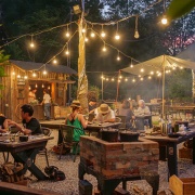 【SATOYAMA TAKIBI NIGHT】
夜の里山で、薪火をつかい専属料理人が目の前で調理する
ここでしか味わうことのできない至極の逸品と感動の食体験をご提供します（2025年は4〜11月開催）