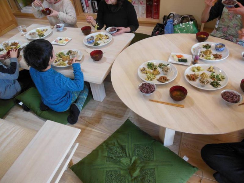 地曳先生のまもるて講座 今日は祝日だったので、子どもたちが来てくれました(^^) みんなで楽しく手前味噌作りです。  まもるてランチも残さずきれいに食べてくれて、気持ちがいい。 みんな元気で嬉しいです(^^)