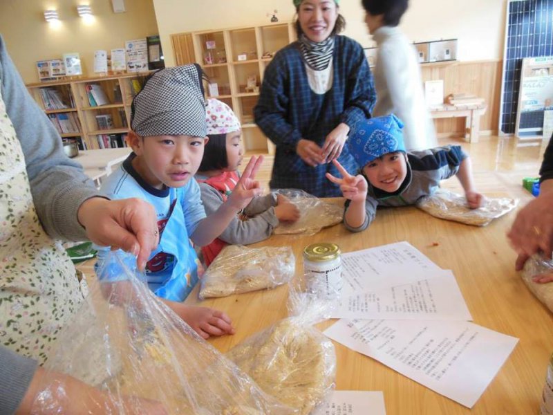 地曳先生のまもるて講座 今日は祝日だったので、子どもたちが来てくれました(^^) みんなで楽しく手前味噌作りです。  まもるてランチも残さずきれいに食べてくれて、気持ちがいい。 みんな元気で嬉しいです(^^)