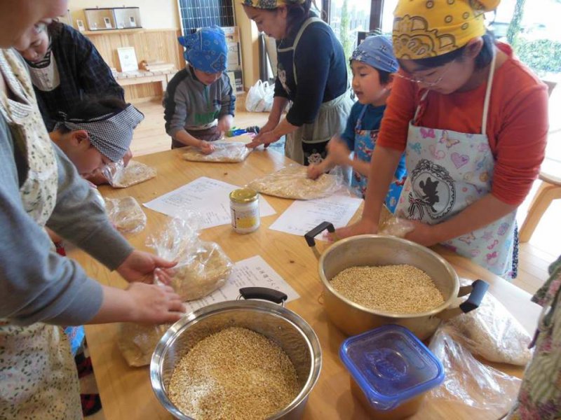 地曳先生のまもるて講座 今日は祝日だったので、子どもたちが来てくれました(^^) みんなで楽しく手前味噌作りです。  まもるてランチも残さずきれいに食べてくれて、気持ちがいい。 みんな元気で嬉しいです(^^)