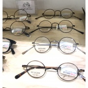 丸メガネといえばジョンレノン、ジョンレノンと言えば丸メガネでしょう。
チタン製、国産です。