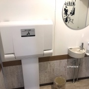 広めのトイレにはオムツ交換台を設置しました！ベビーカーなどでも全然余裕です！お車でもお越しいただけるように駐車場もあります。