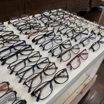 店主が厳選したメガネフレームと日本のレンズメーカーにこだわったメガネ一式税込み5000円～お作りします♪