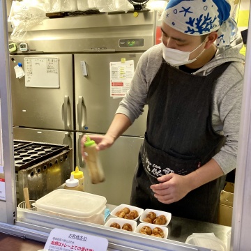 ベテラン店長が目の前で焼きます。