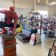 店内でのお出迎えはちびっこに大好評のスパイダーマンです！