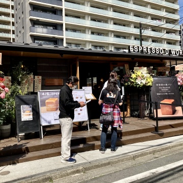 オープンと同時に多くの方が来店しています。