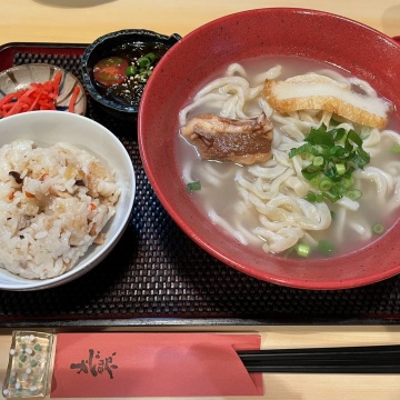 ランチメニューの  「沖縄そば＆ジューシー（沖縄の炊き込みごはん）セット（９５０円）」  