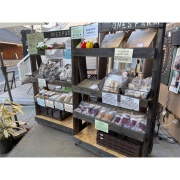 店舗併設のオーガニックマーケット。
無農薬・無添加に拘ったラインナップの充実♪
ランチで使用されているお野菜もお買い求めいただけます。