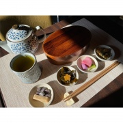 のり弁当とオギノエンファームの緑茶甘味セット。ごゆっくりおくつろぎください。