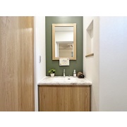 木枠付きの大きな鏡が取り付けられたグリーンの壁が印象的な洗面化粧台。</br>
大理石柄の洗面ボウルが高級感を感じます。</br>
壁のニッチには小物を置いたり好きな絵画を飾って楽しめる設計です。</br>

